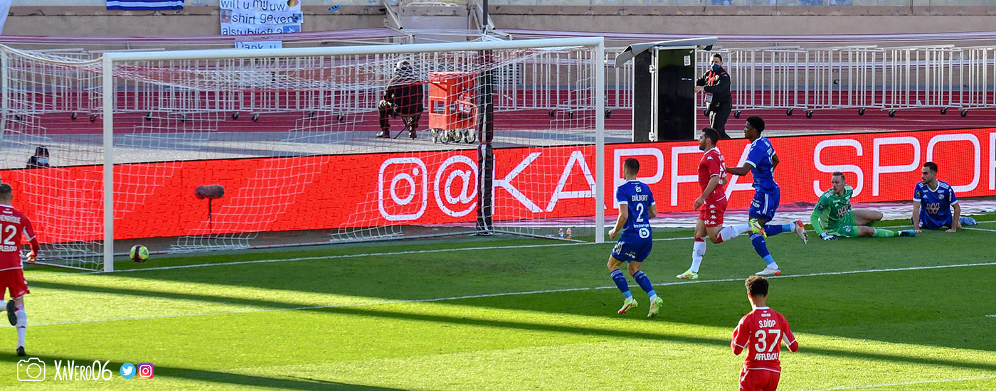 ...Sels couvre son premier poteau, le ballon va au second...