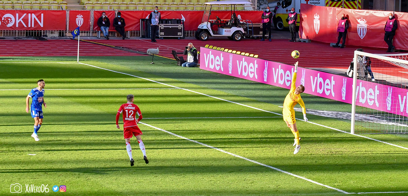...le ballon passe au-dessus de Nûbel...