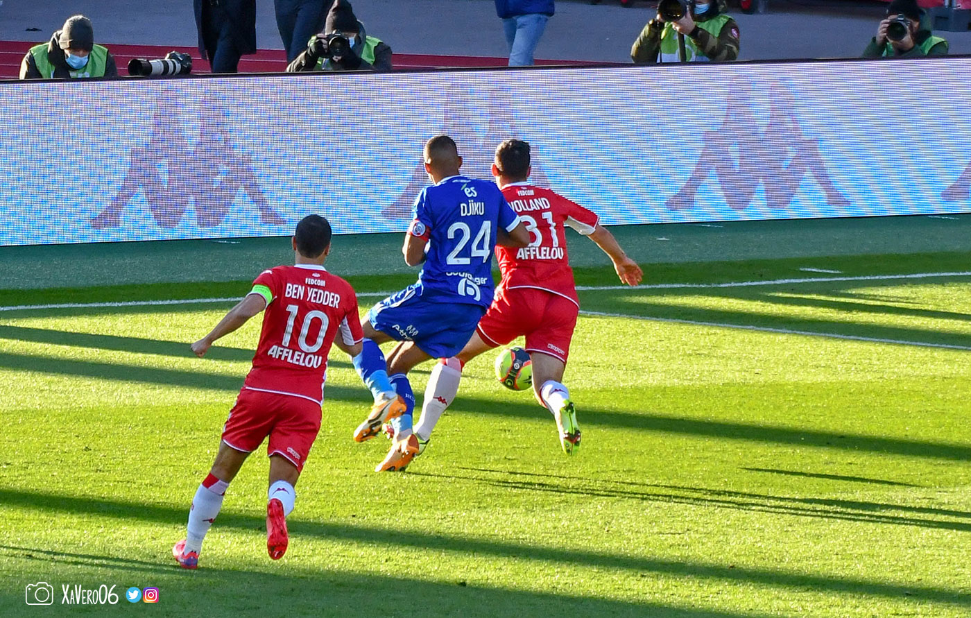 ...mais Djiku accroche Volland par le bras...
