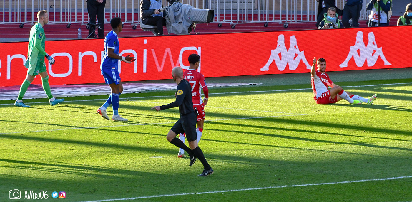 ...l'arbitre siffle pénalty, Volland approuve...
