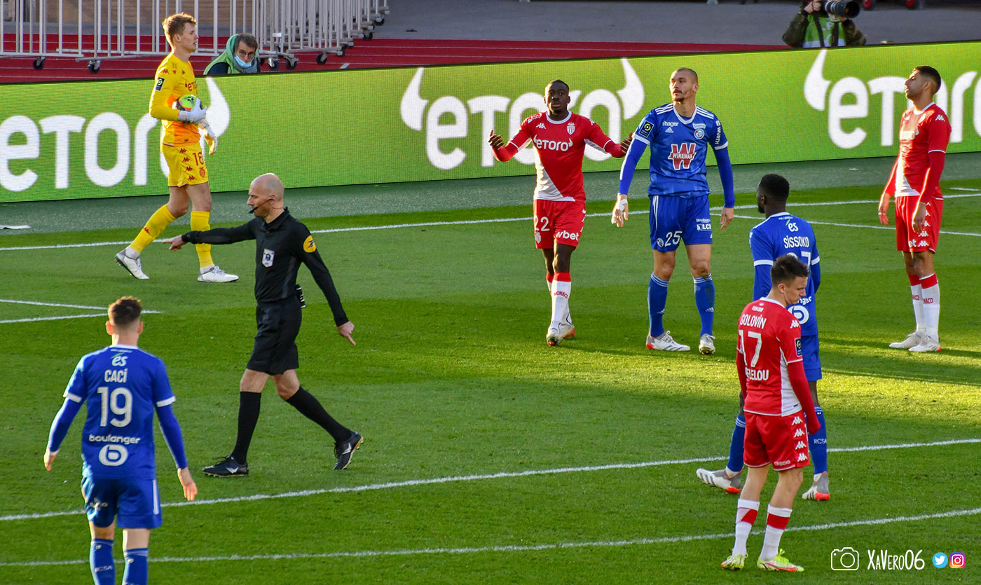 ...et l'arbitre siffle pénalty