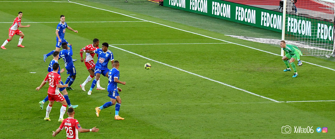 ...le ballon est cadré...