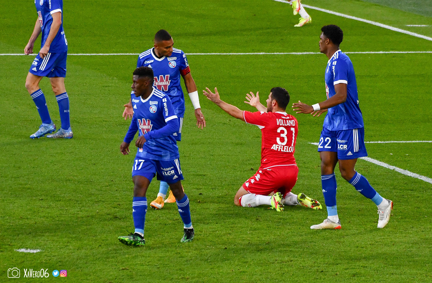 ...Volland réclame un nouveau pénalty