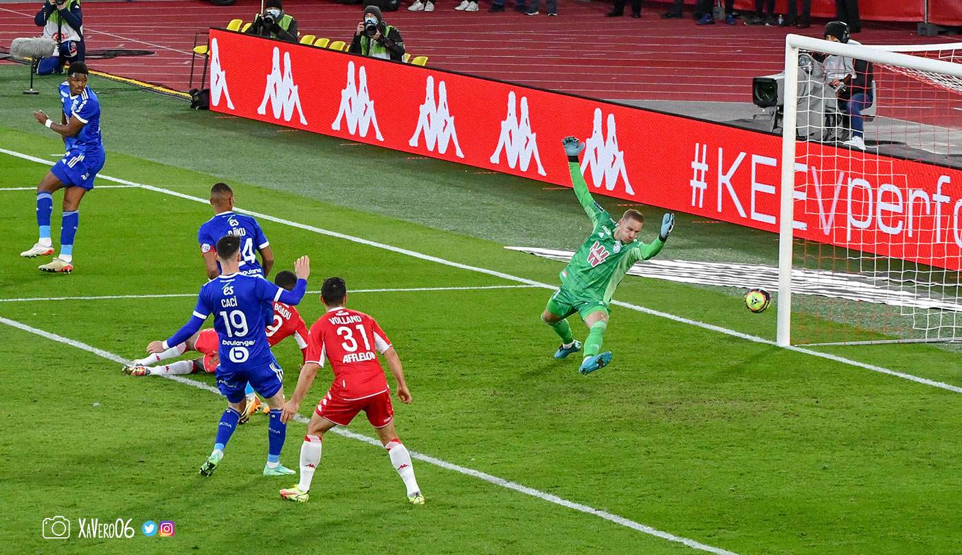 ...Sels a anticipé croisé, le ballon est au premier poteau...