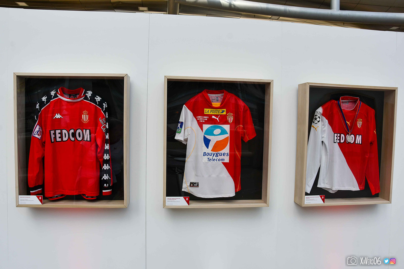 Anciens maillots de l'AS Monaco : 1999-2000 (7e titre de champion), 2002-03 (finale Coupe de la Ligue) et 2003-04 (finale de la Ligue des Champions, avec la médaille)