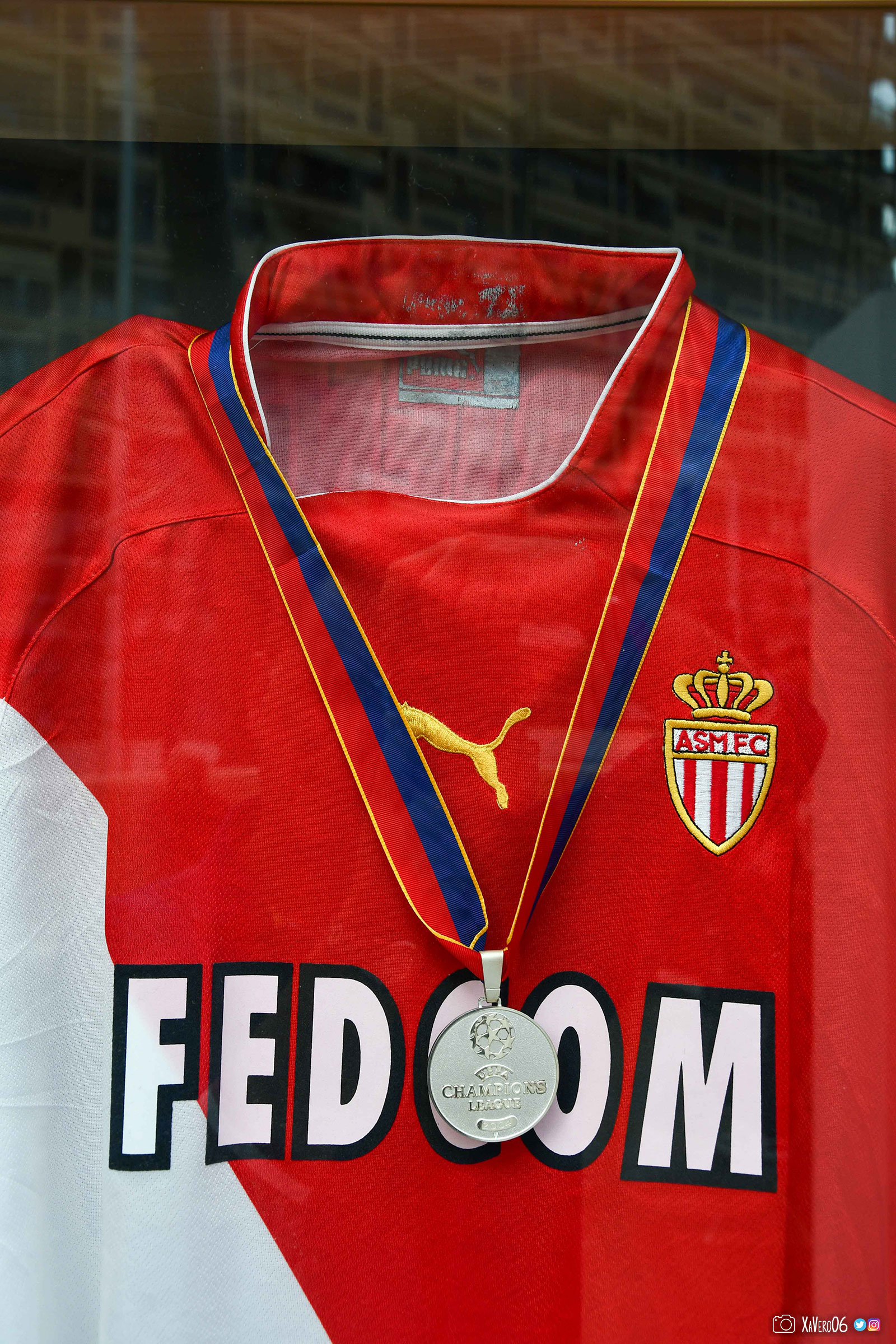 Maillot et médaile de Fernando Morientes