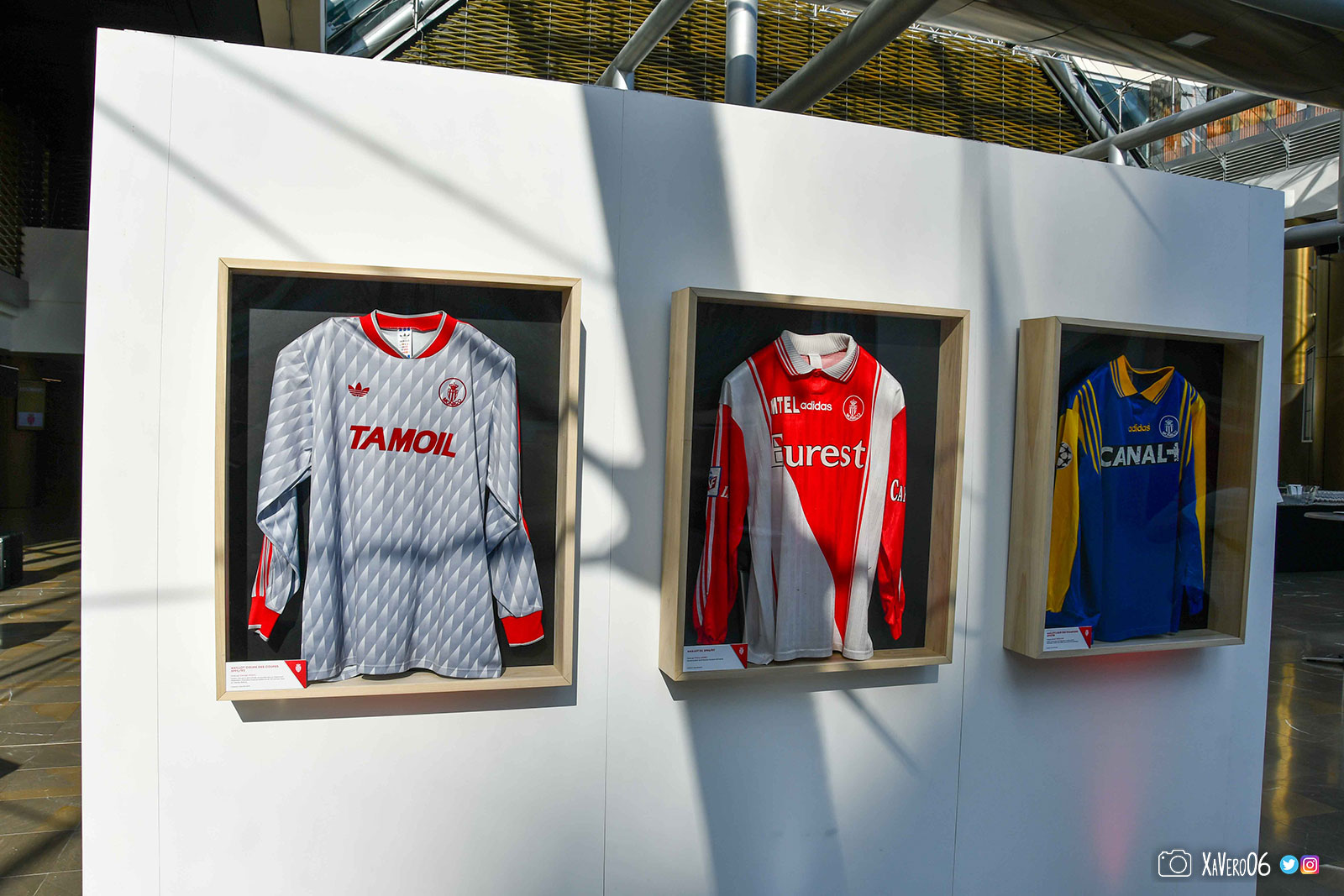 Anciens maillots de l'AS Monaco : Weah en demi-finale C2 à Feyenoord 1992-93, Henry saison 1996-97 et Trezeguet buteur à Manchester en 1997-98)