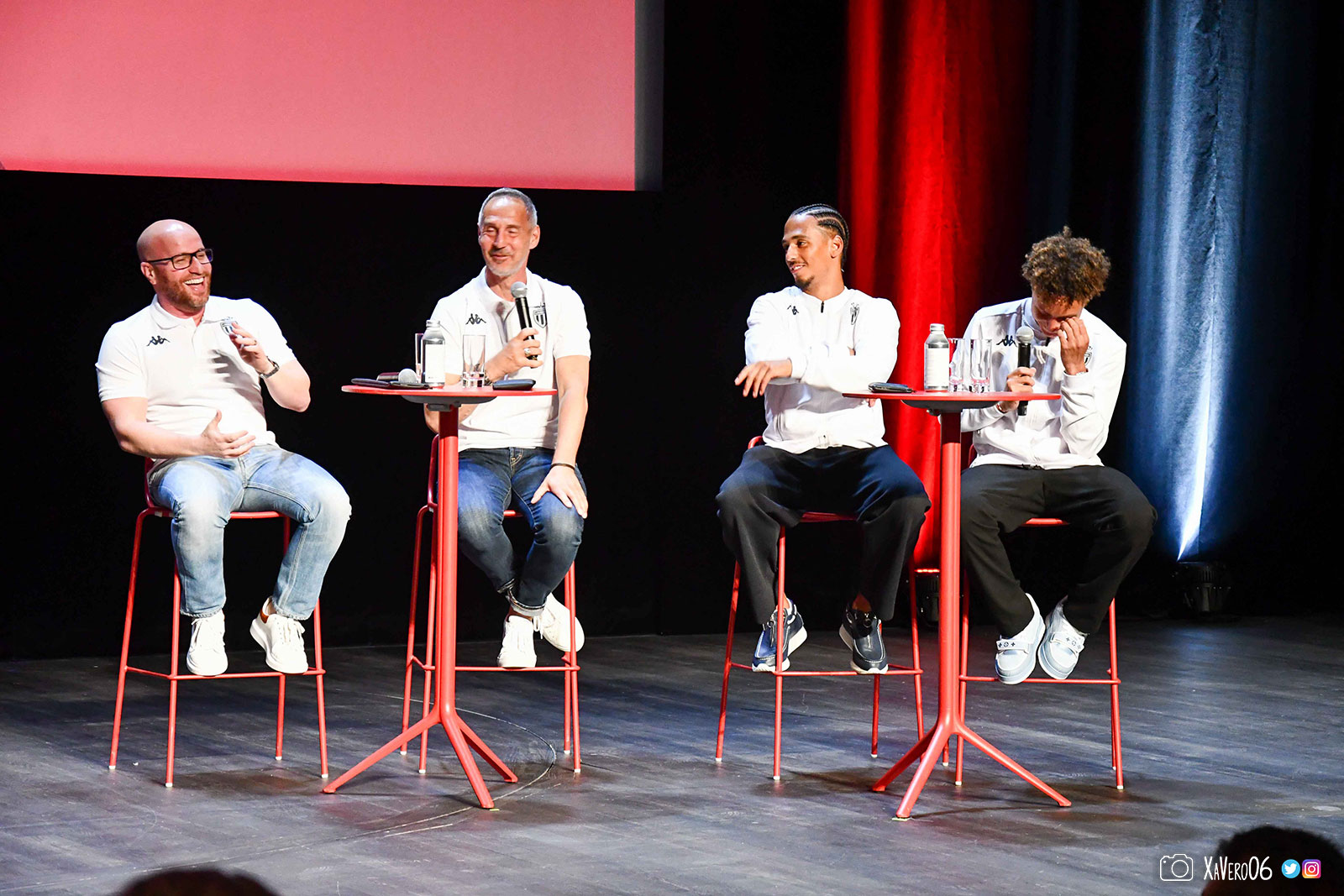 Thiago Scuro hilare après les paroles de son coach